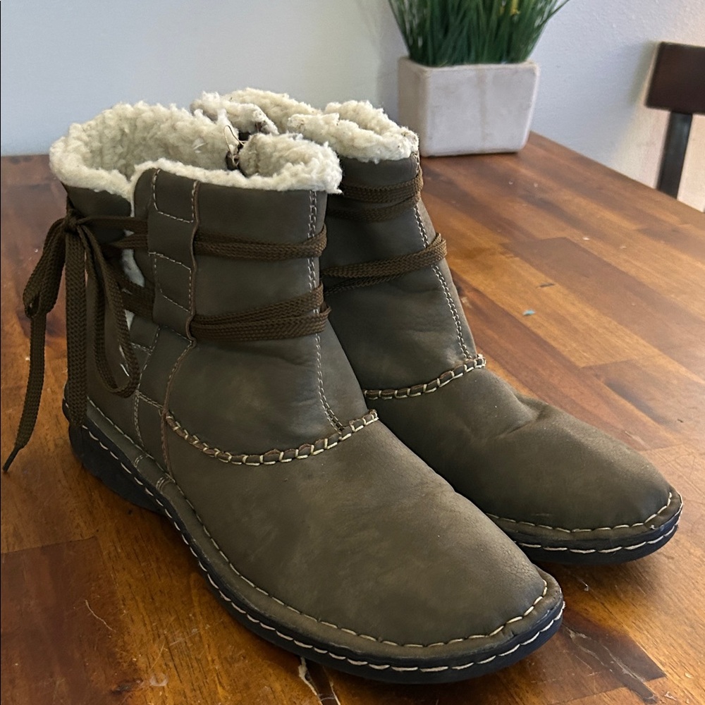 FALL PREVIEW.  Apres 10 Cozy Olive Green Ankle Boots Plush Lining Inside Zipper